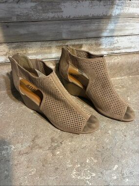 a.n.a Size 9 Taupe Perforated Peep-Toe Wedge Sandals